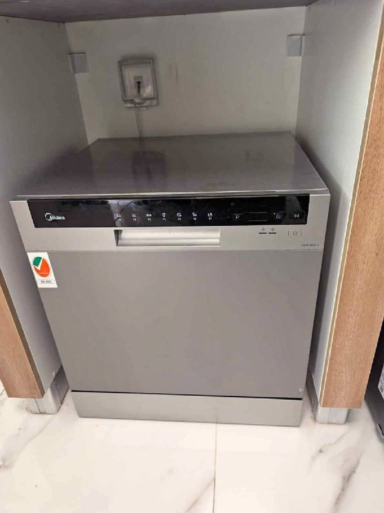 Small Dishwasher 1