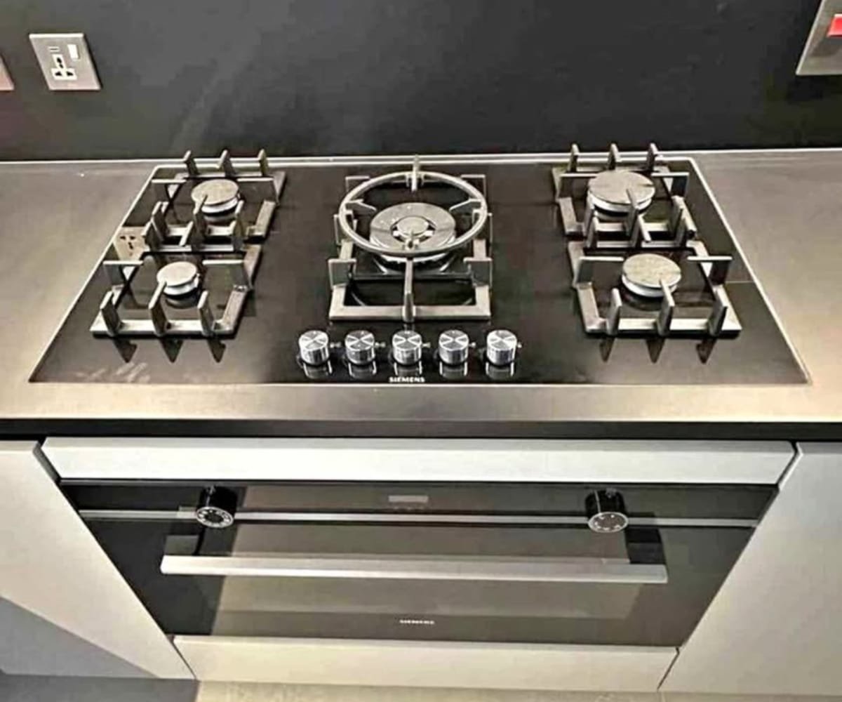 Oven and gas cooktop combination