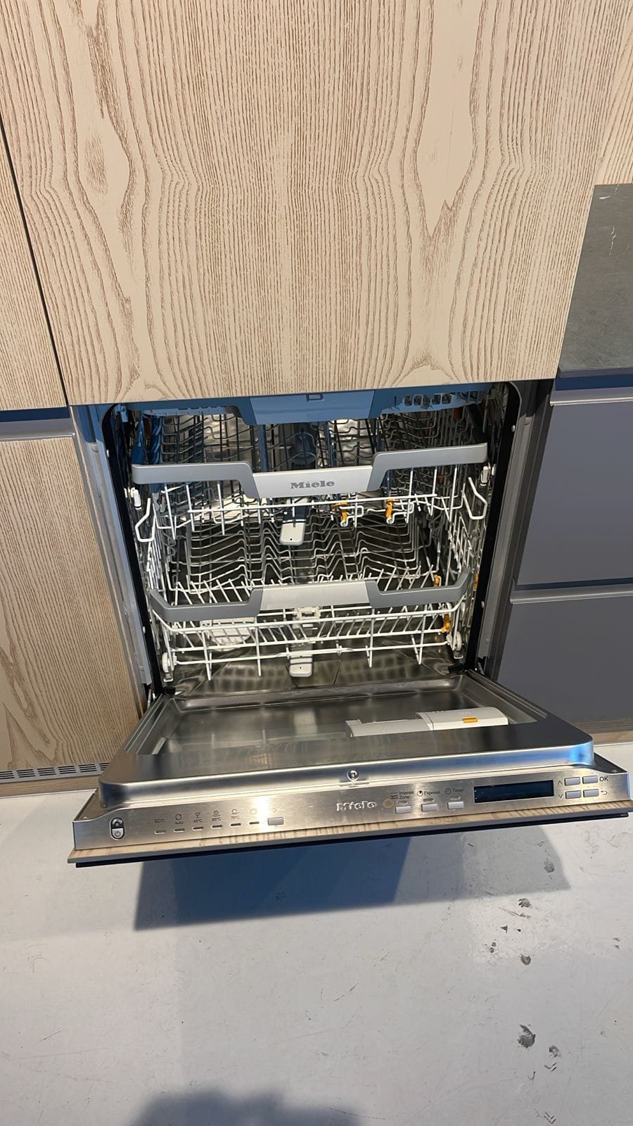 Integrated dishwasher example