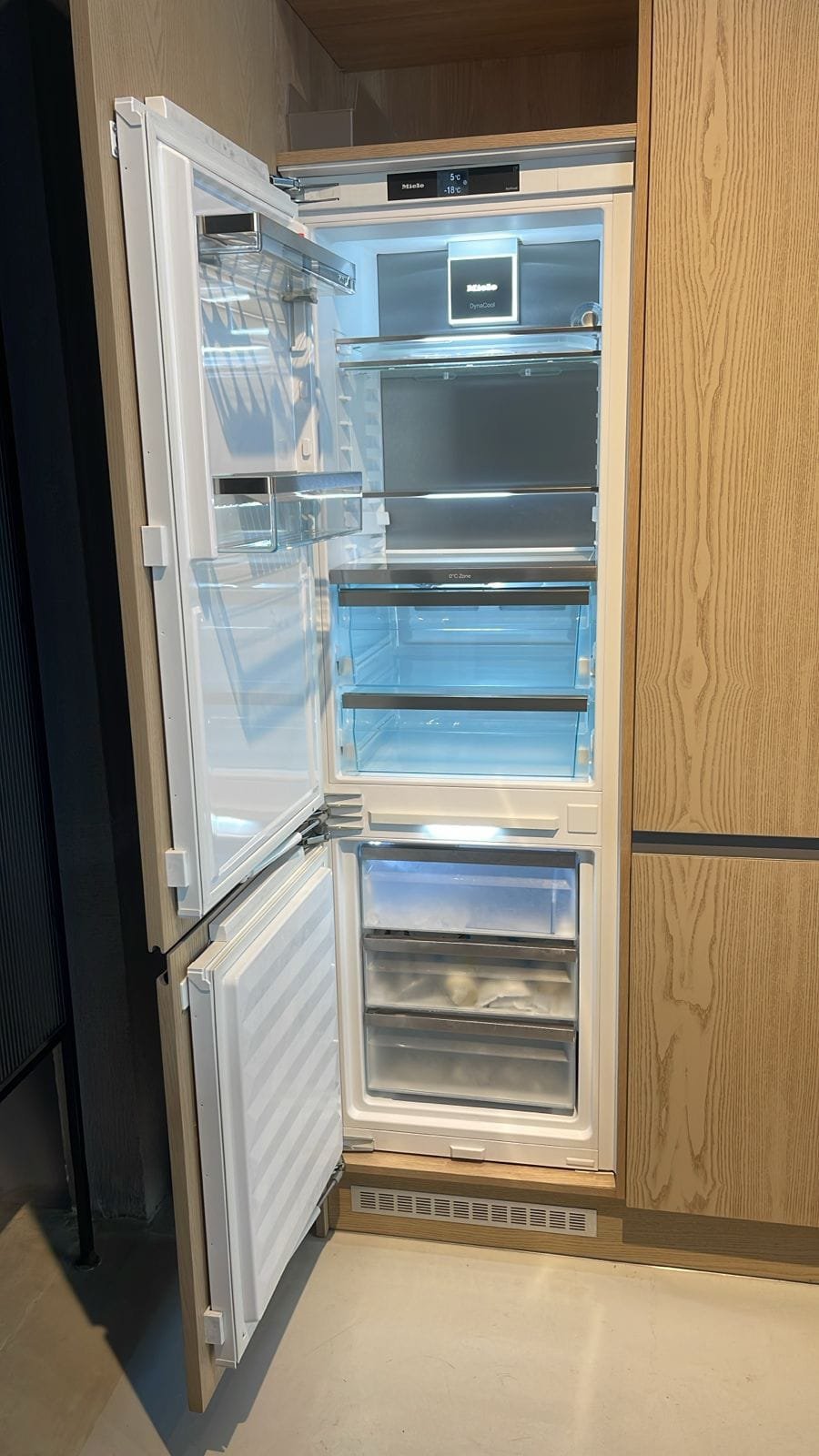 Integrated refrigerator and fridge freezer 1